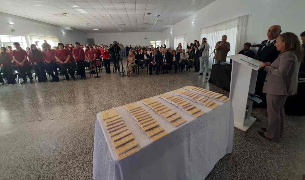 Estudiantes secundarios prometiendo lealtad a la Constitución en Trenel, La Pampa