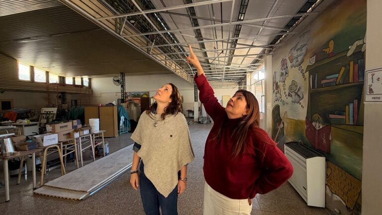 Funcionarias recorren escuela reparada en Santa Rosa tras el temporal