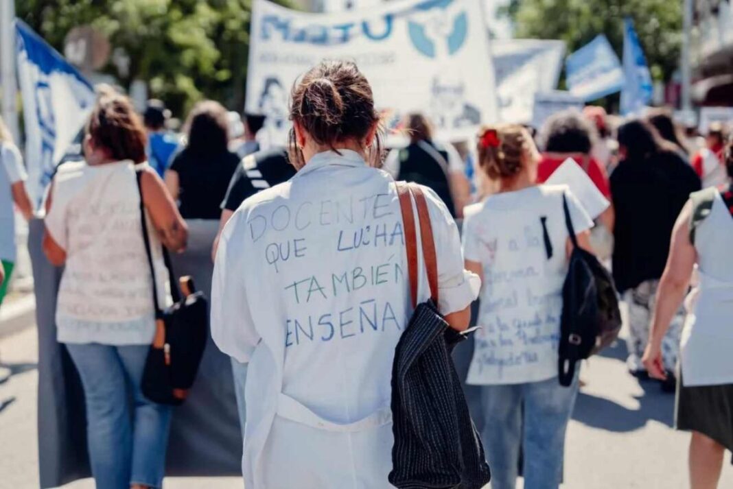 Docentes pampeanos reunidos frente a una escuela