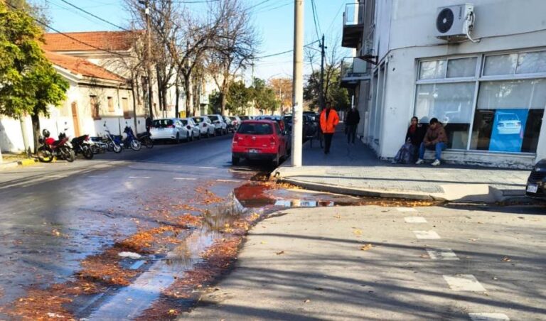 Calle Sarmiento con agua en el cordón cuneta en Santa Rosa