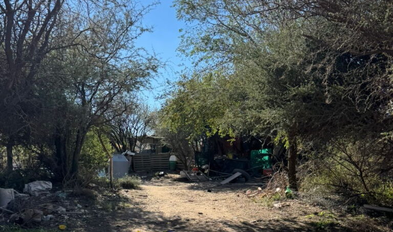 Tanque de agua potable en terreno precario de Santa Rosa