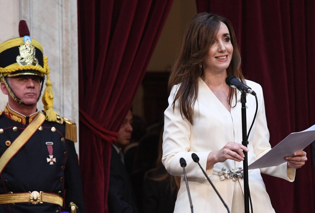 Victoria Villarruel sonriendo frente a una cámara