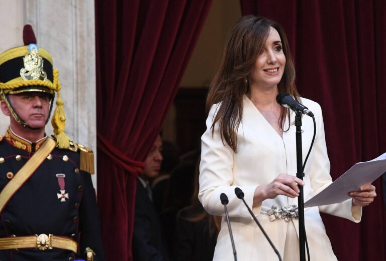 Victoria Villarruel sonriendo frente a una cámara
