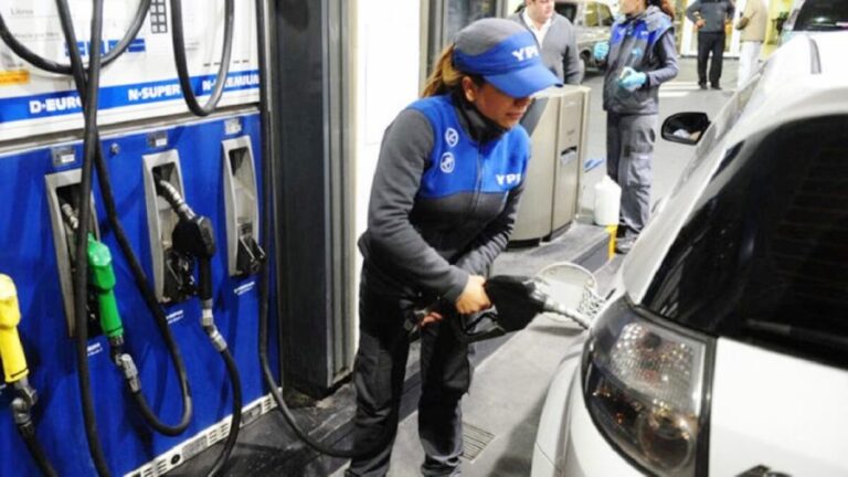 Surtidor de YPF en estación de servicio