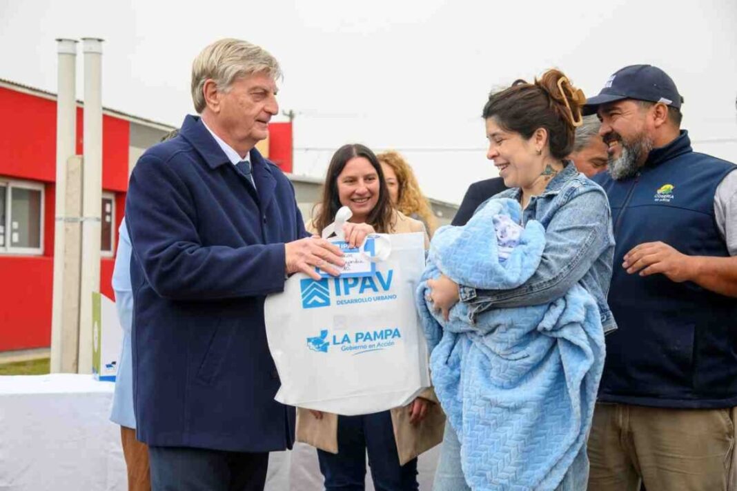 Entrega de viviendas en Intendente Alvear con autoridades provinciales y municipales