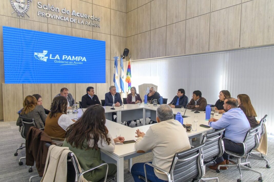 Firma de convenio entre el gobernador Sergio Ziliotto, Uatre y Renatre en Casa de Gobierno