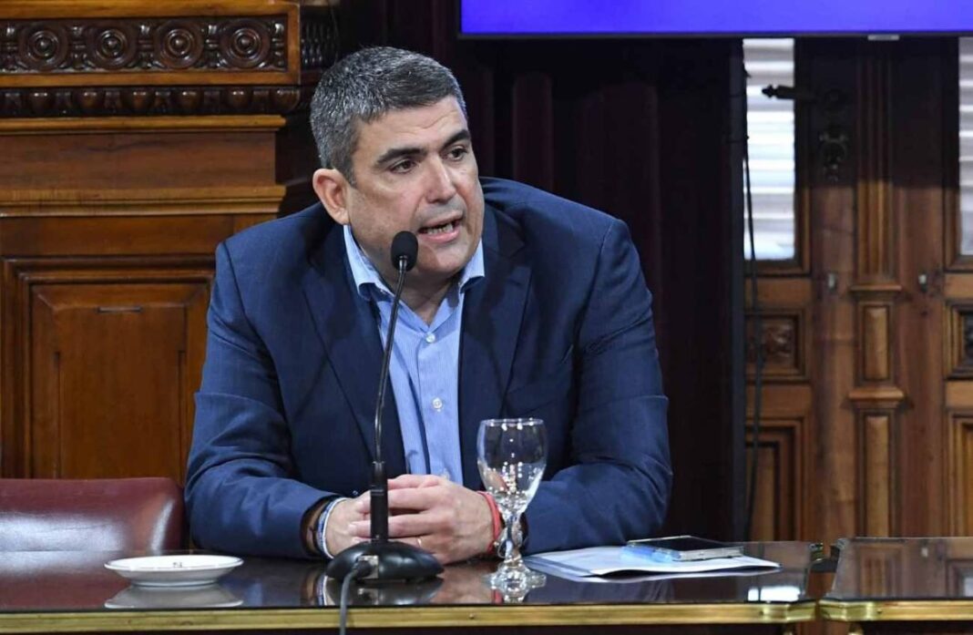 Senador Daniel Bensusán en el Salón Illia del Congreso