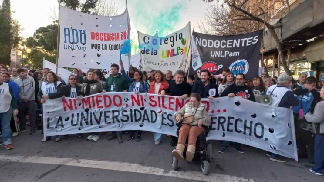 Docentes universitarios en protesta con carteles