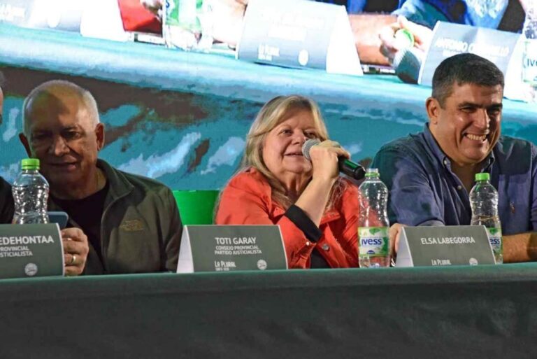Acto de La Plural Santa Rosa en el Club Argentino