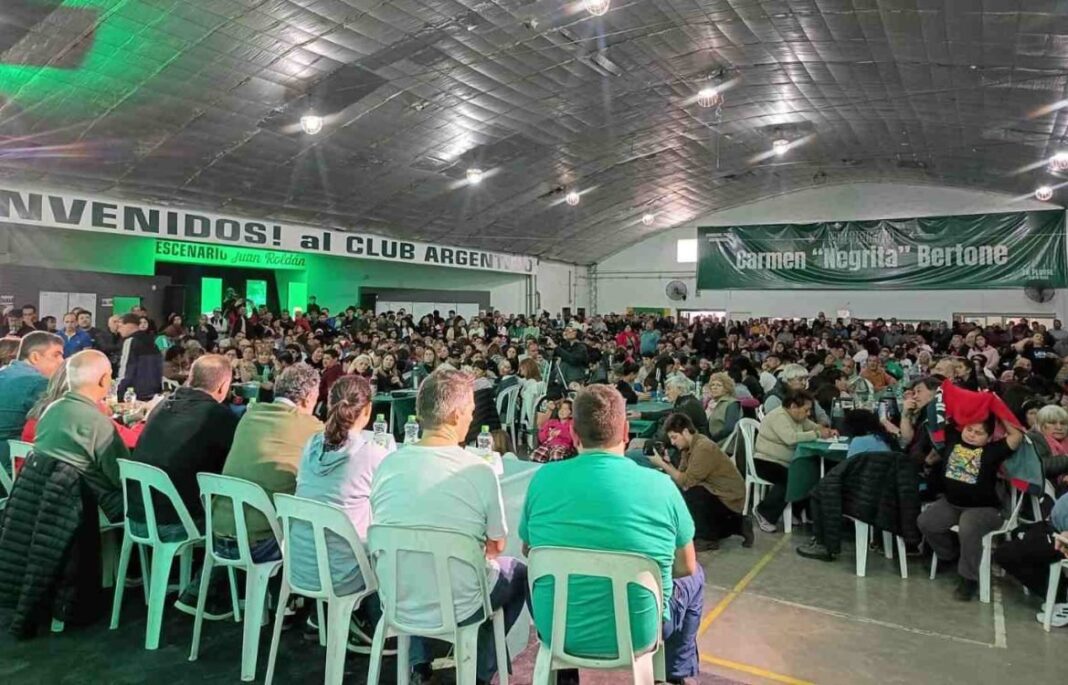 Dirigentes y militantes de la Línea Plural reunidos en un encuentro político en Santa Rosa