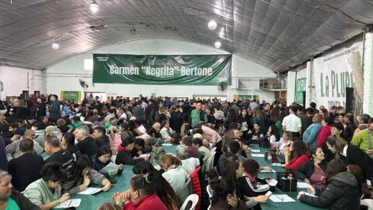 Mesa principal del acto de la Línea Plural en el Club Argentino de Santa Rosa