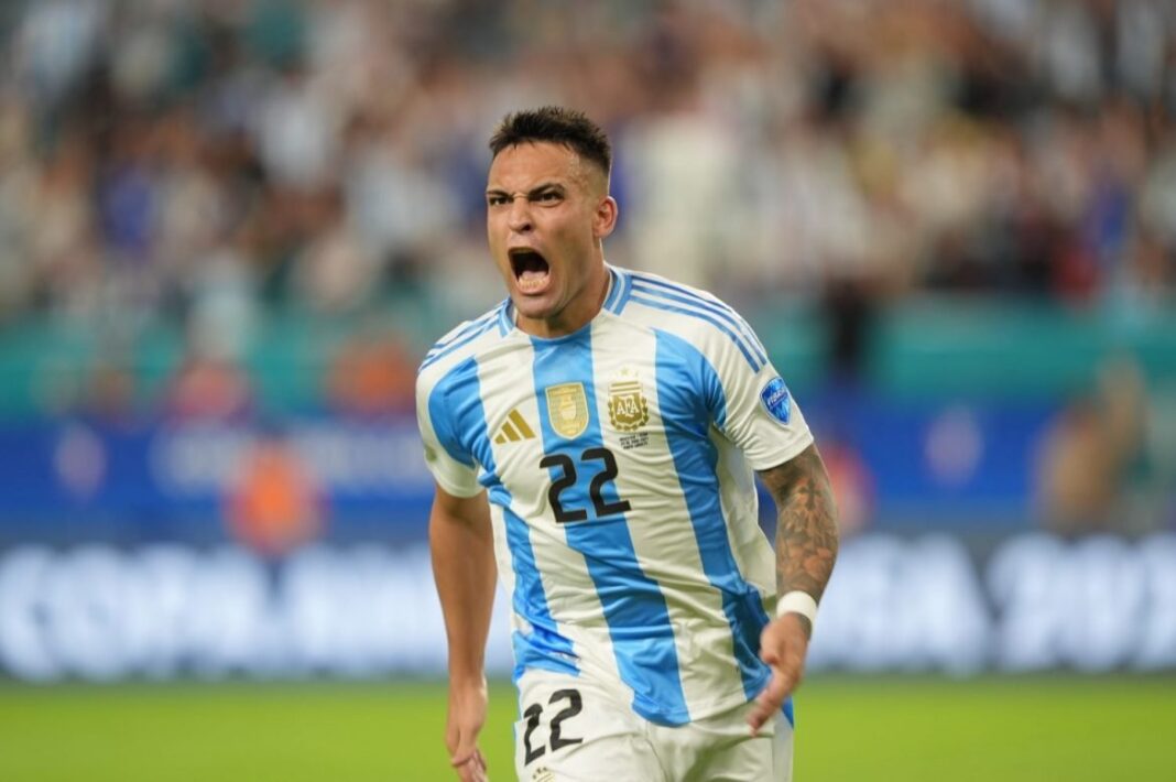 Jugadores de la Selección argentina en el campo de juego antes del amistoso contra Islandia
