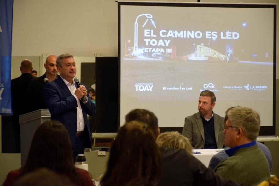 Firma de convenio de alumbrado LED en Toay