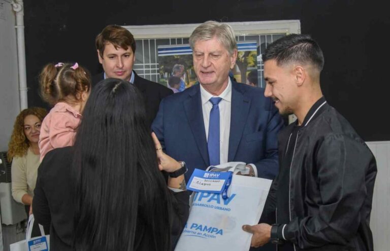 Entrega de viviendas en Metileo con autoridades provinciales y municipales